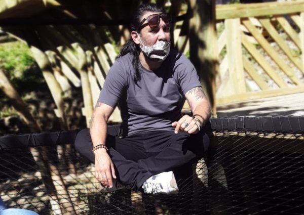 Persona descansado en malla catamarán